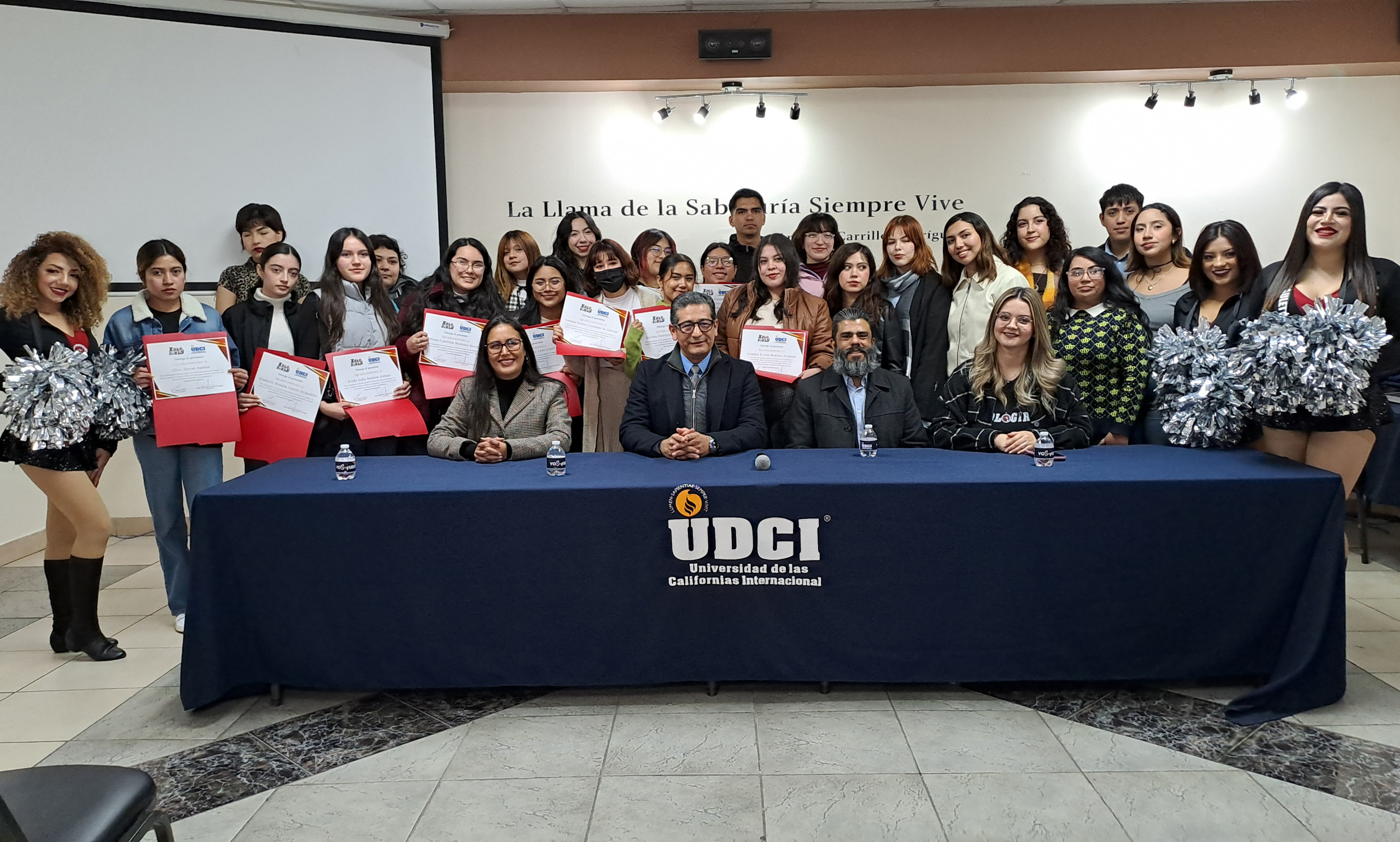 Cynthia Benítez diseña uniformes de las Xologirls; Es estudiante de la carrera de Diseño de Modas de la UDCI