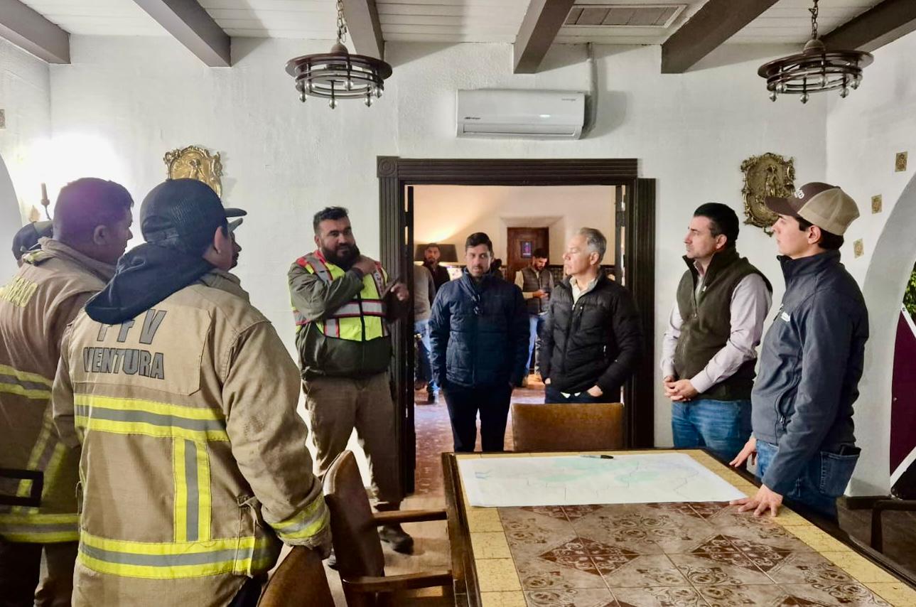 El alcalde Román Cota Muñoz reconoce la valentía de los bomberos y brigadistas